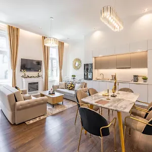 high-end-luxurious-quentin-residence-in-the-heart-of.inbudapesthotels.com/